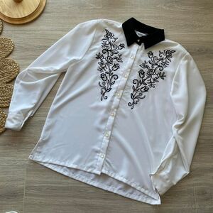 Vintage White & Black Embroidered Floral Button Up Shirt Minimalist Granny READ